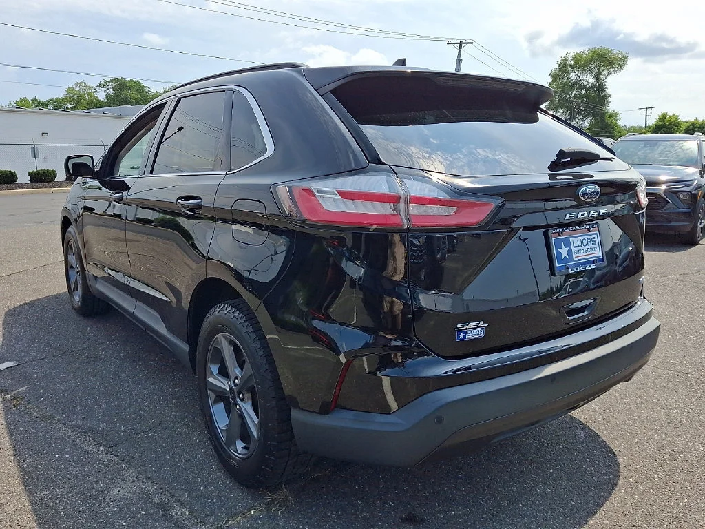 Used 2022 Black Ford SEL image 9