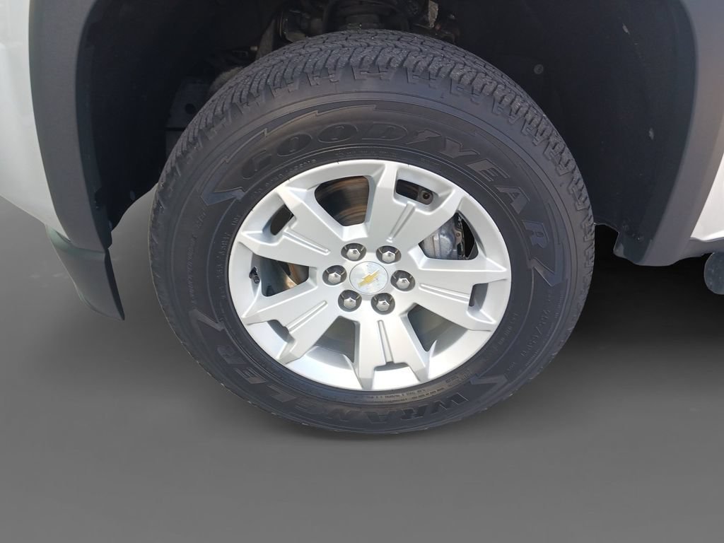 Used 2018 SILVER ICE METALLIC Chevrolet 4WD LT image 14