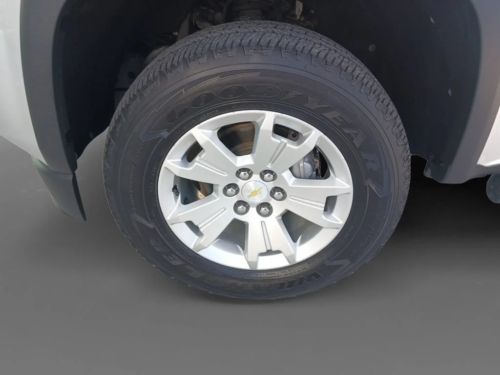 Used 2018 SILVER ICE METALLIC Chevrolet 4WD LT image 14