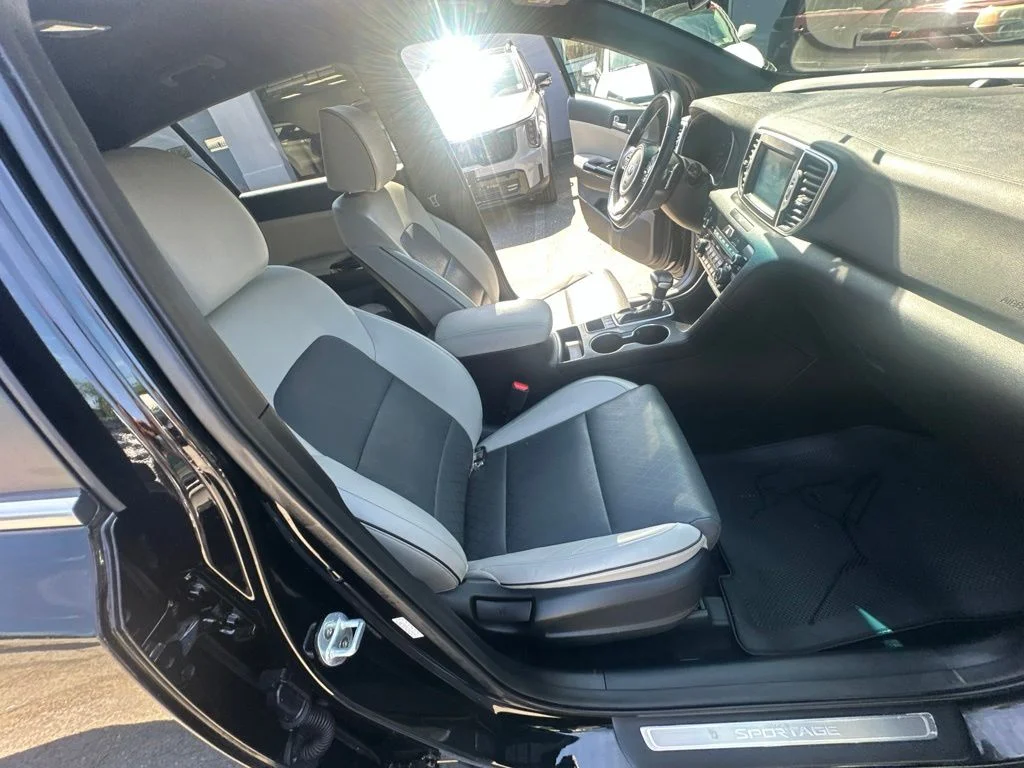 Used 2019 Red Kia EX image 34