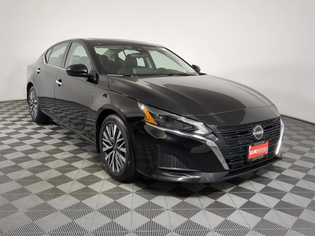 Used 2024 Super Black Nissan 2.5 SV image 4