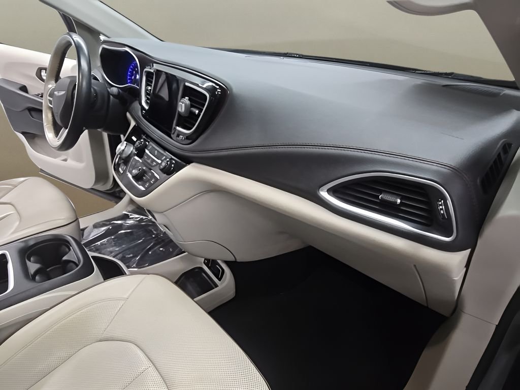 Used 2018 Gray Chrysler Limited image 21
