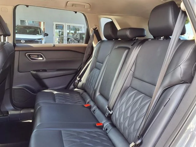 Used 2022 Gray Nissan Platinum image 18