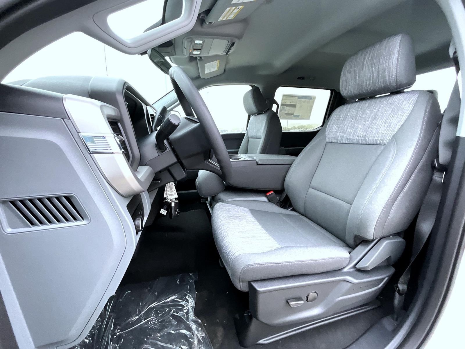New 2026 Oxford White Ford XLT image 9