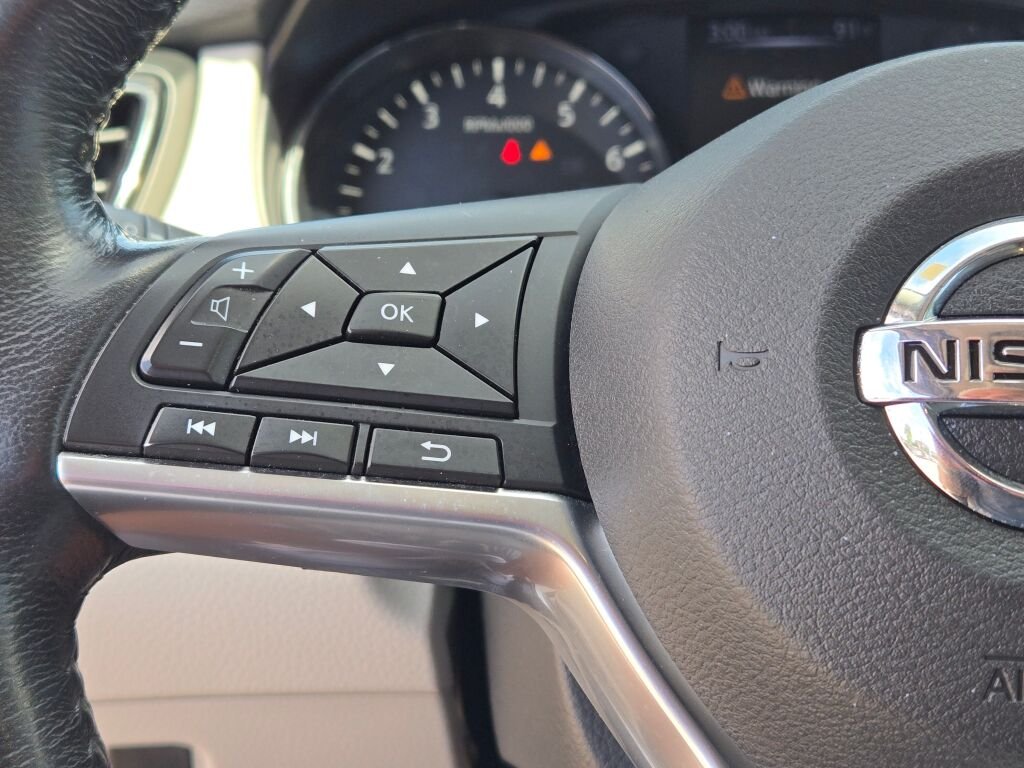 Used 2018 Silver Nissan SL image 31