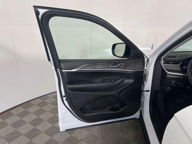 Used 2023 White Jeep Limited image 16