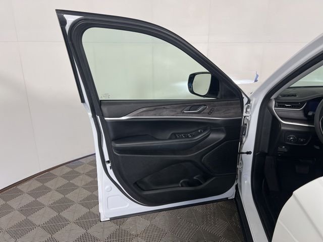 Used 2023 White Jeep Limited image 16