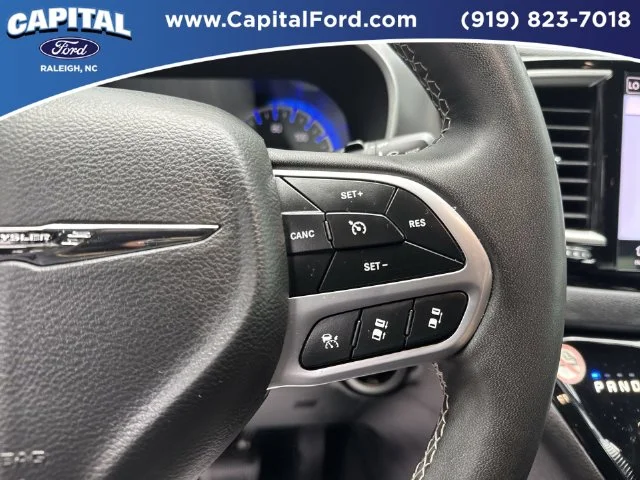 Used 2025 White Chrysler Select image 22
