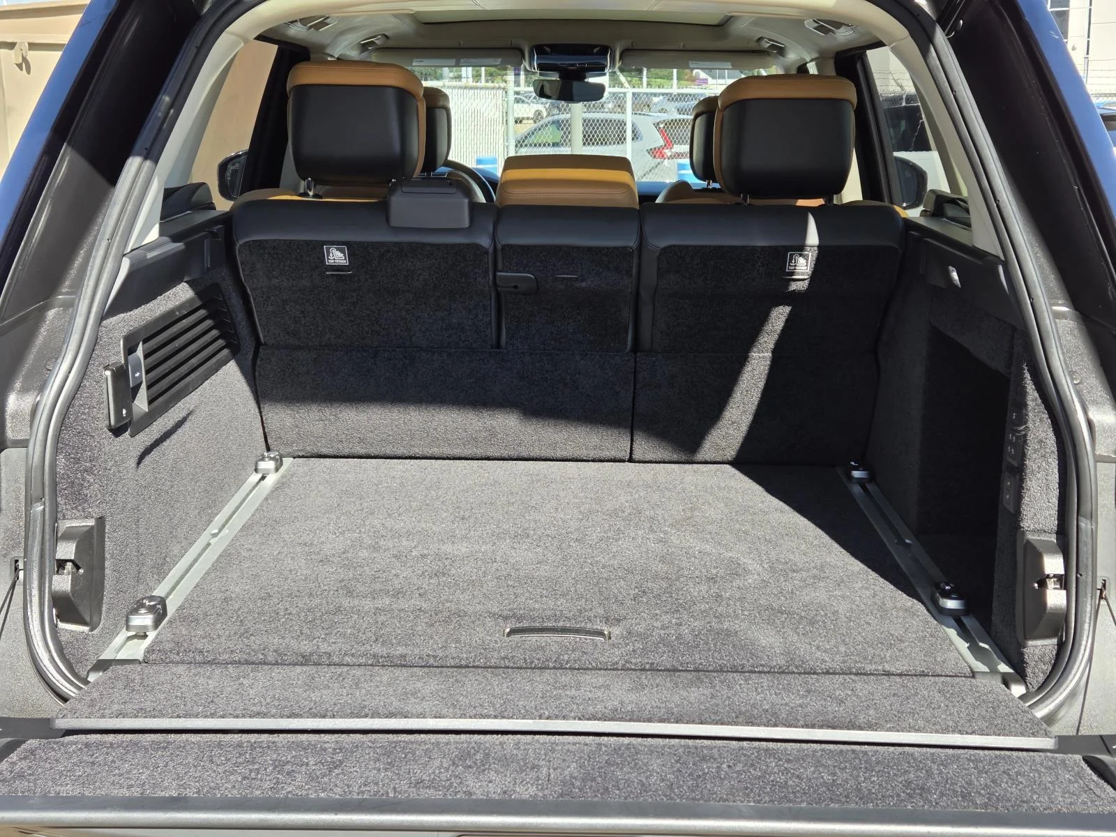 Used 2019 Silicon Silver Premium Metallic Land Rover Autobiography image 10