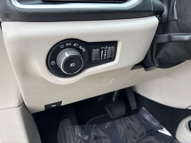 Certified Used 2024 Fathom Blue Pearlcoat Chrysler Select image 14