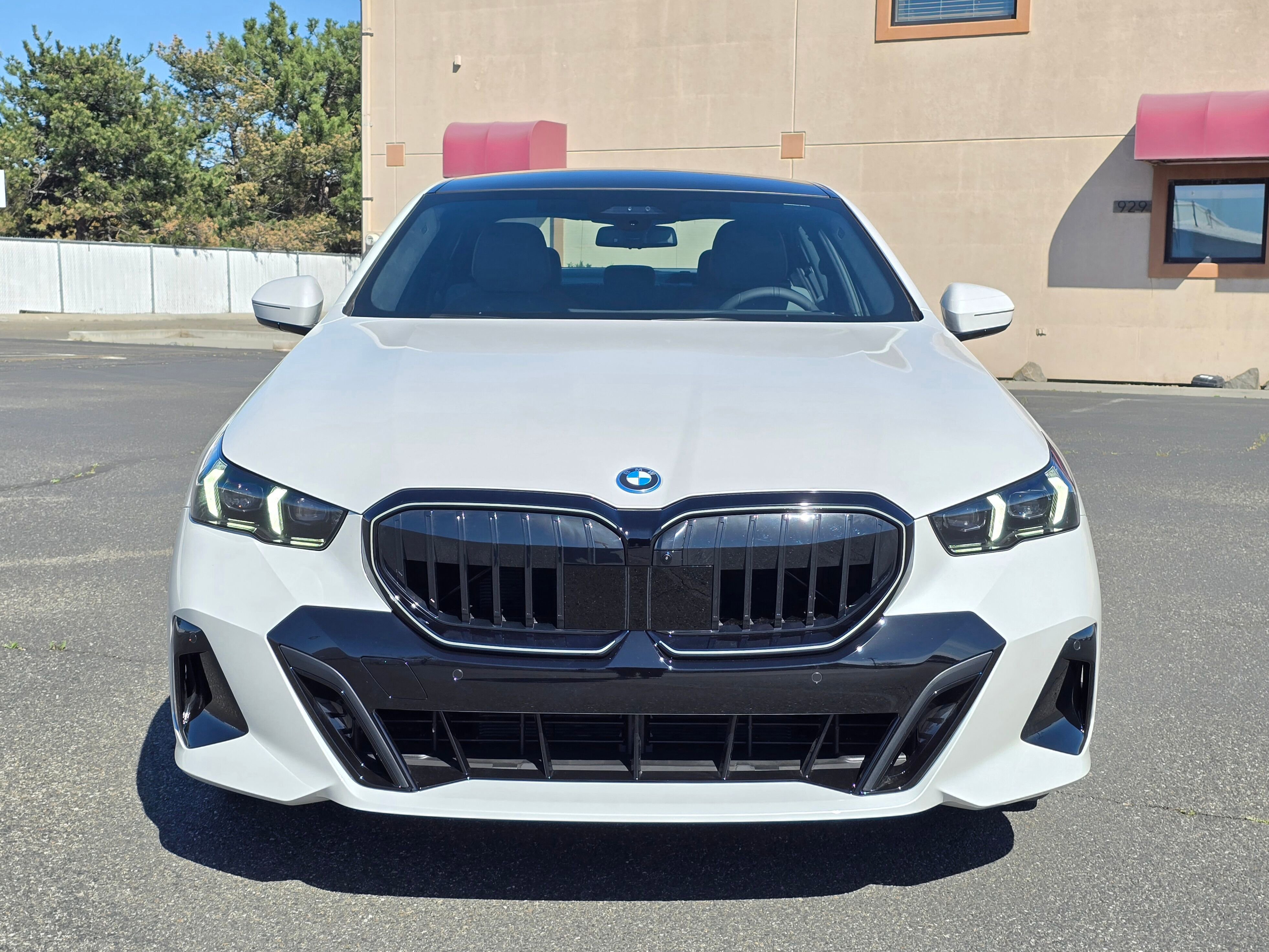 2026 BMW 5 Series 550e - Photo 37