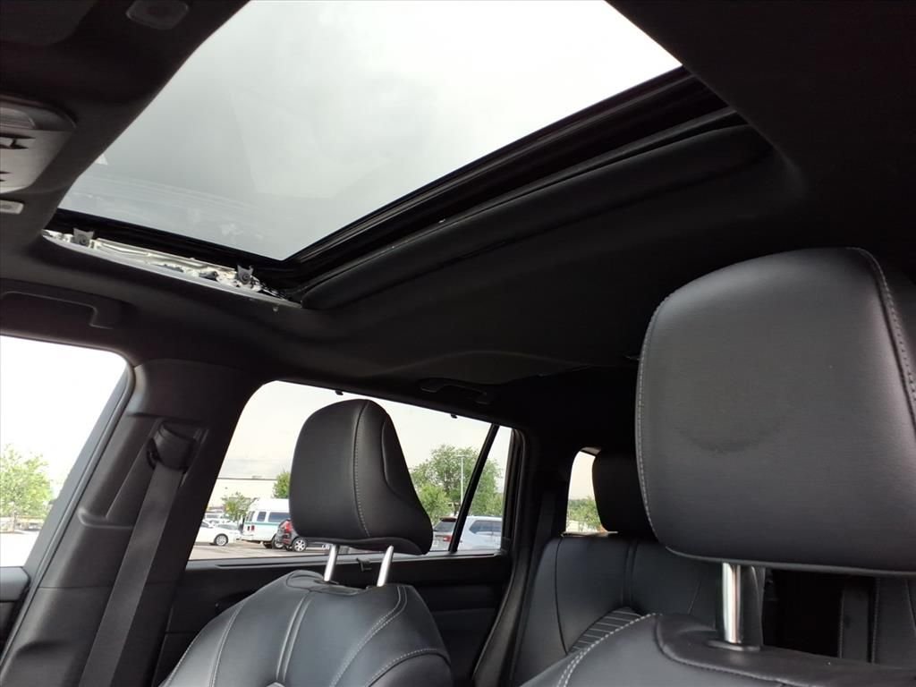 2025 Toyota Highlander LE - Photo 12