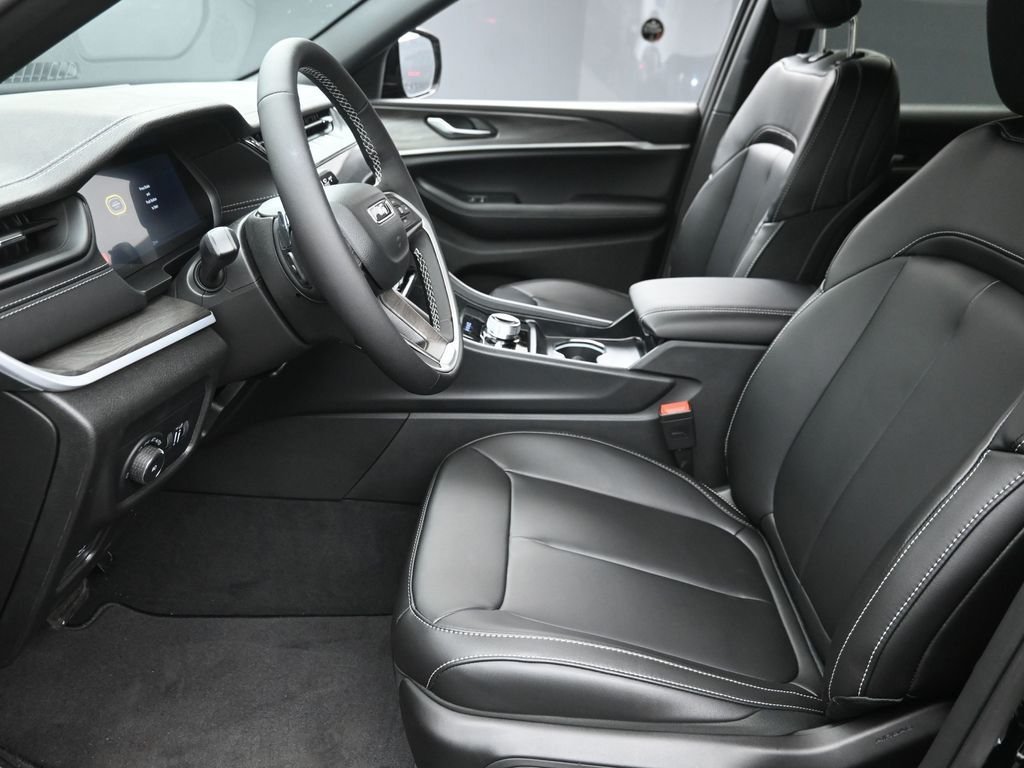 New 2026 Diamond Black Crystal Pearl-Coat Exterior Paint Jeep Limited image 16
