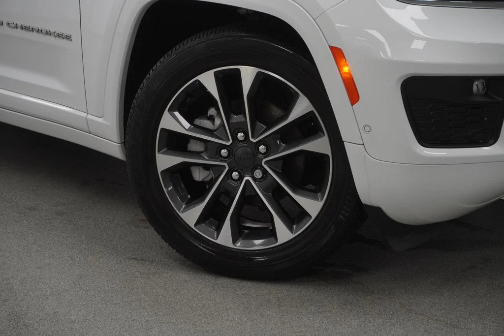 Used 2025 White Jeep Overland image 4