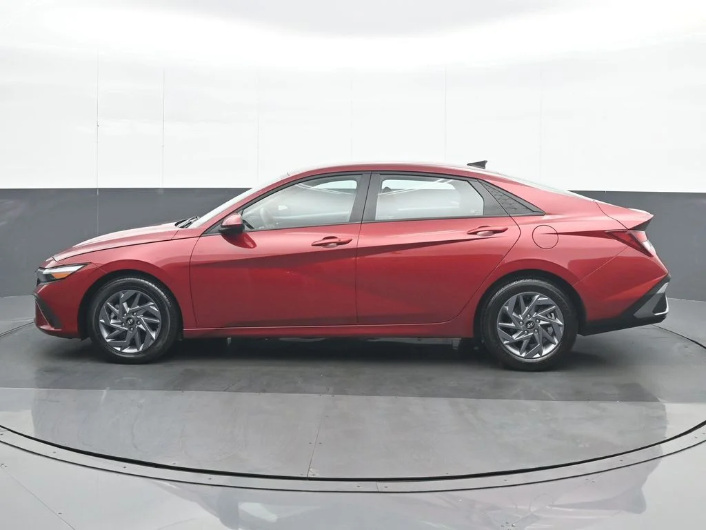 Used 2024 Red Hyundai SEL image 3