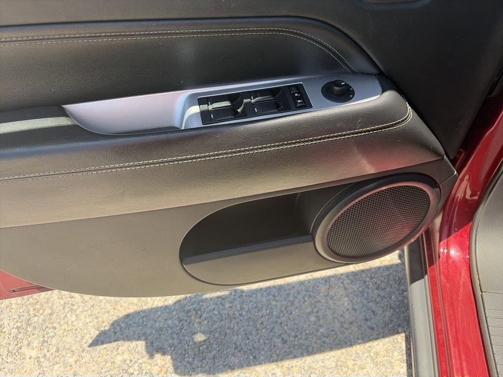 Used 2017 Red Jeep Latitude image 17