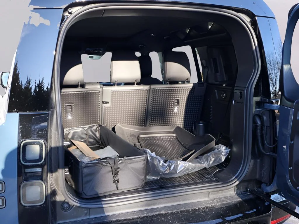 New 2026 Tasman Blue Land Rover X-Dynamic SE image 15