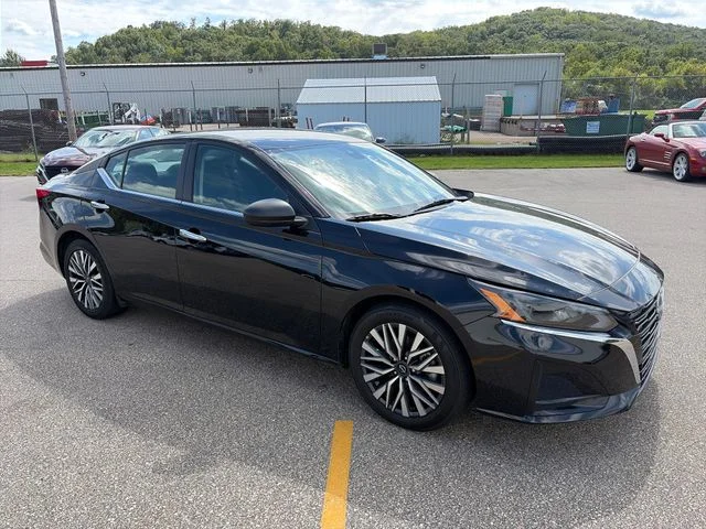 Used 2025 Super Black Clearcoat Nissan 2.5 SV image 11