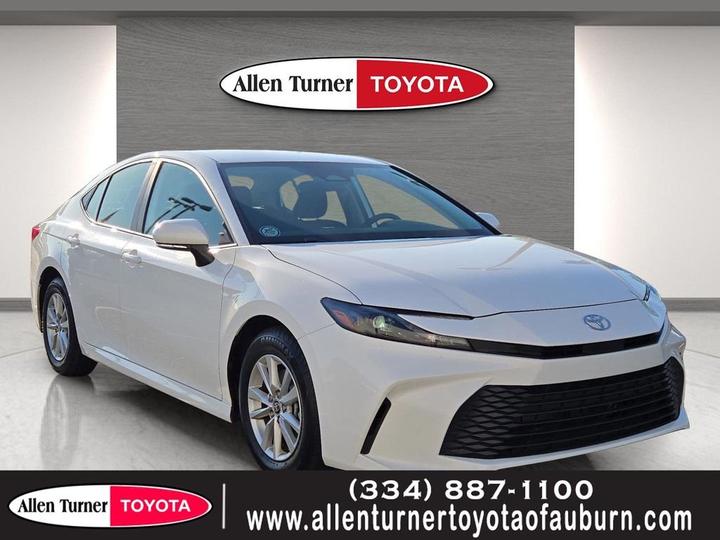2025 Toyota Camry LE Hybrid's photo