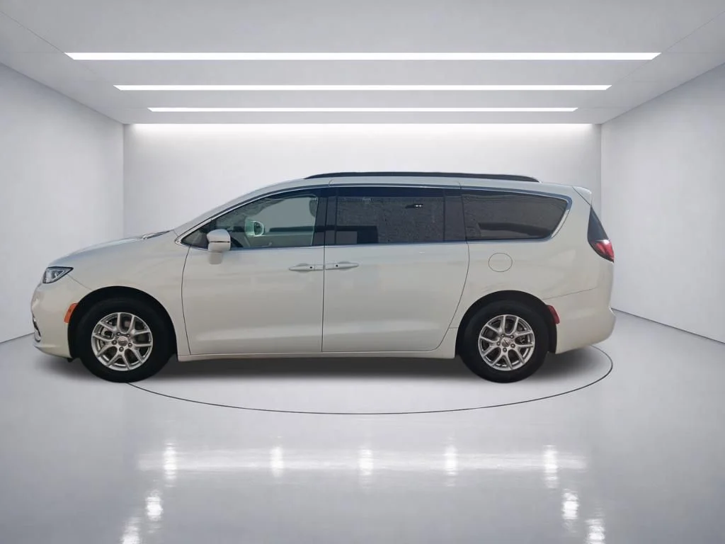 Used 2022 Bright White Clearcoat Chrysler Touring L image 4