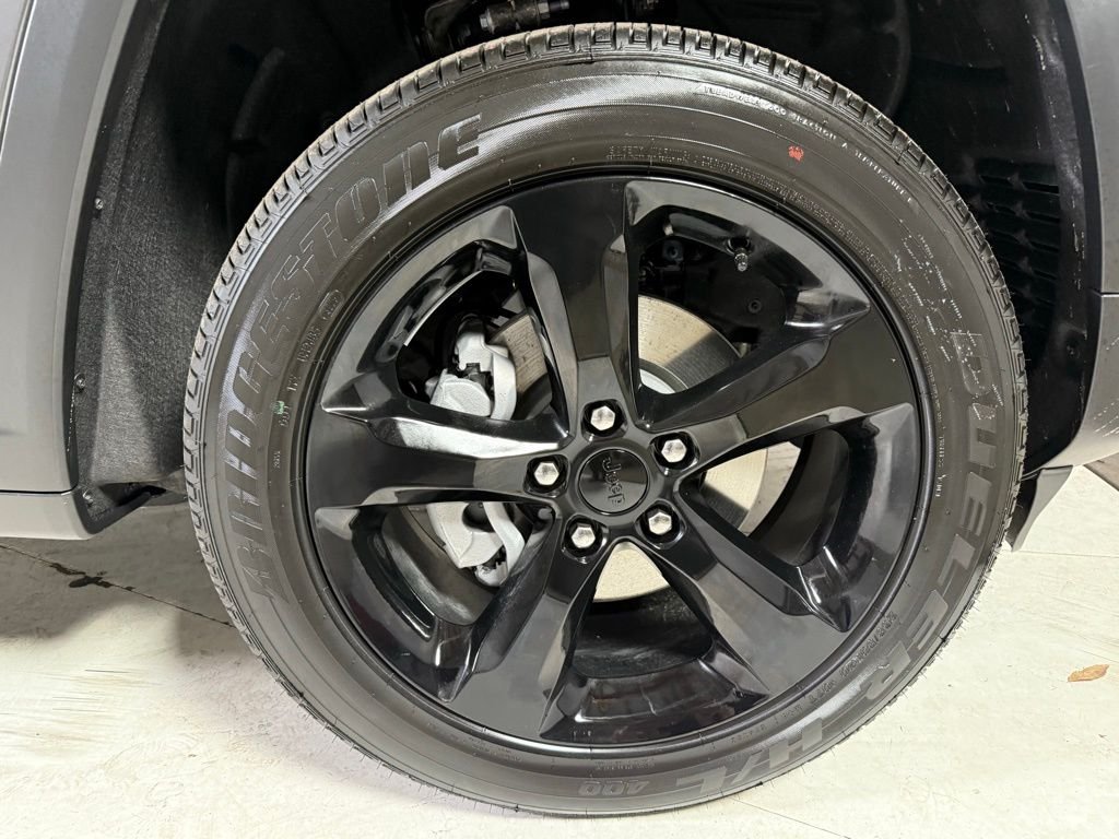 New 2025 Baltic Gray Metallic Clear-Coat Exterior Paint Jeep Altitude X image 9