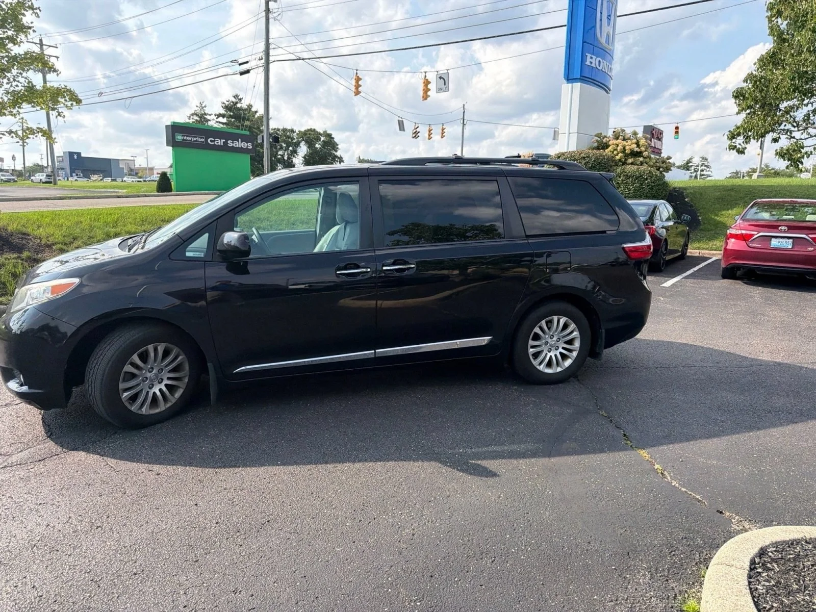 Used 2017 Midnight Black Metallic Toyota XLE Premium image 3