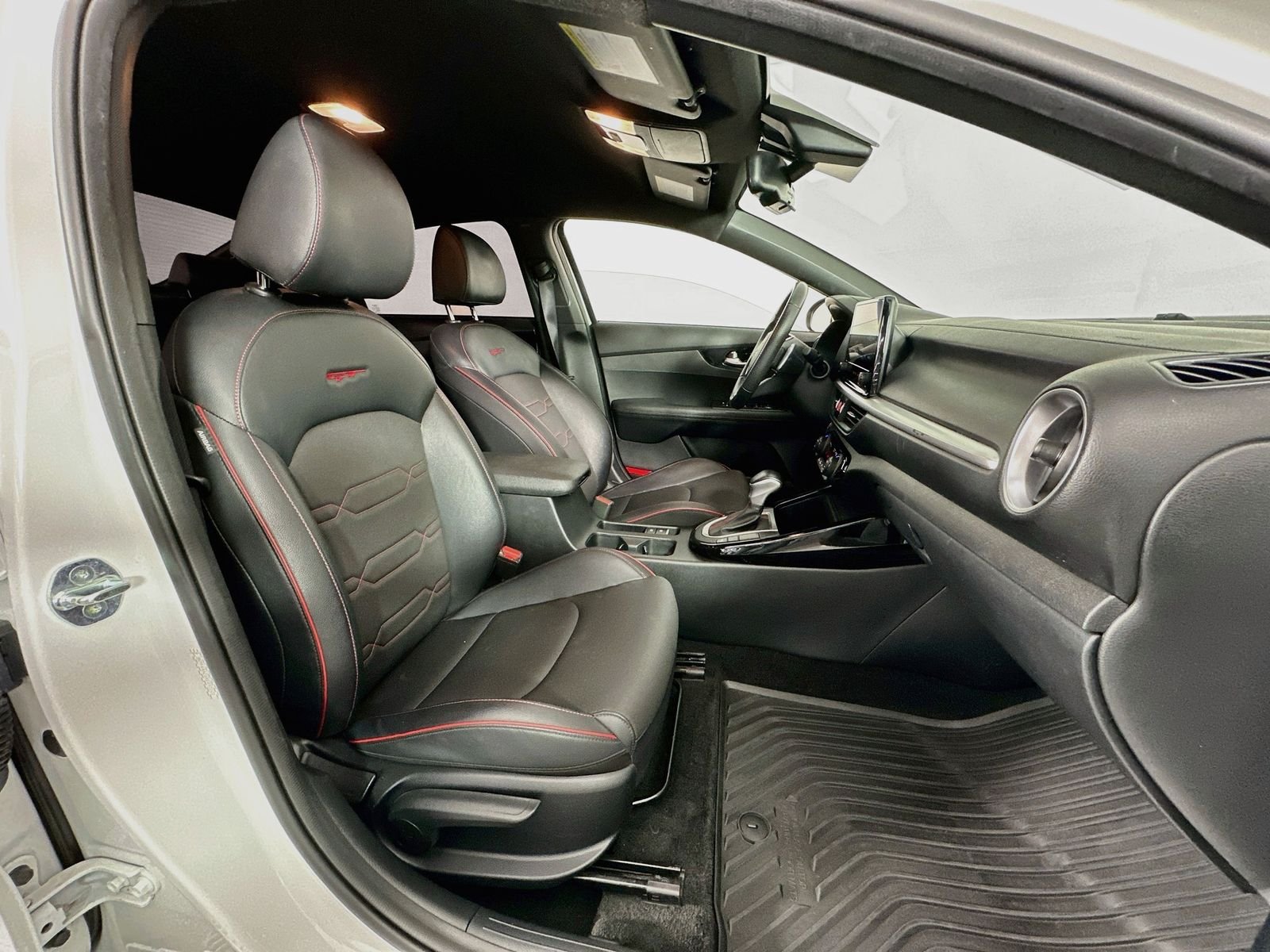Used 2022 Snow White Pearl Kia GT image 27