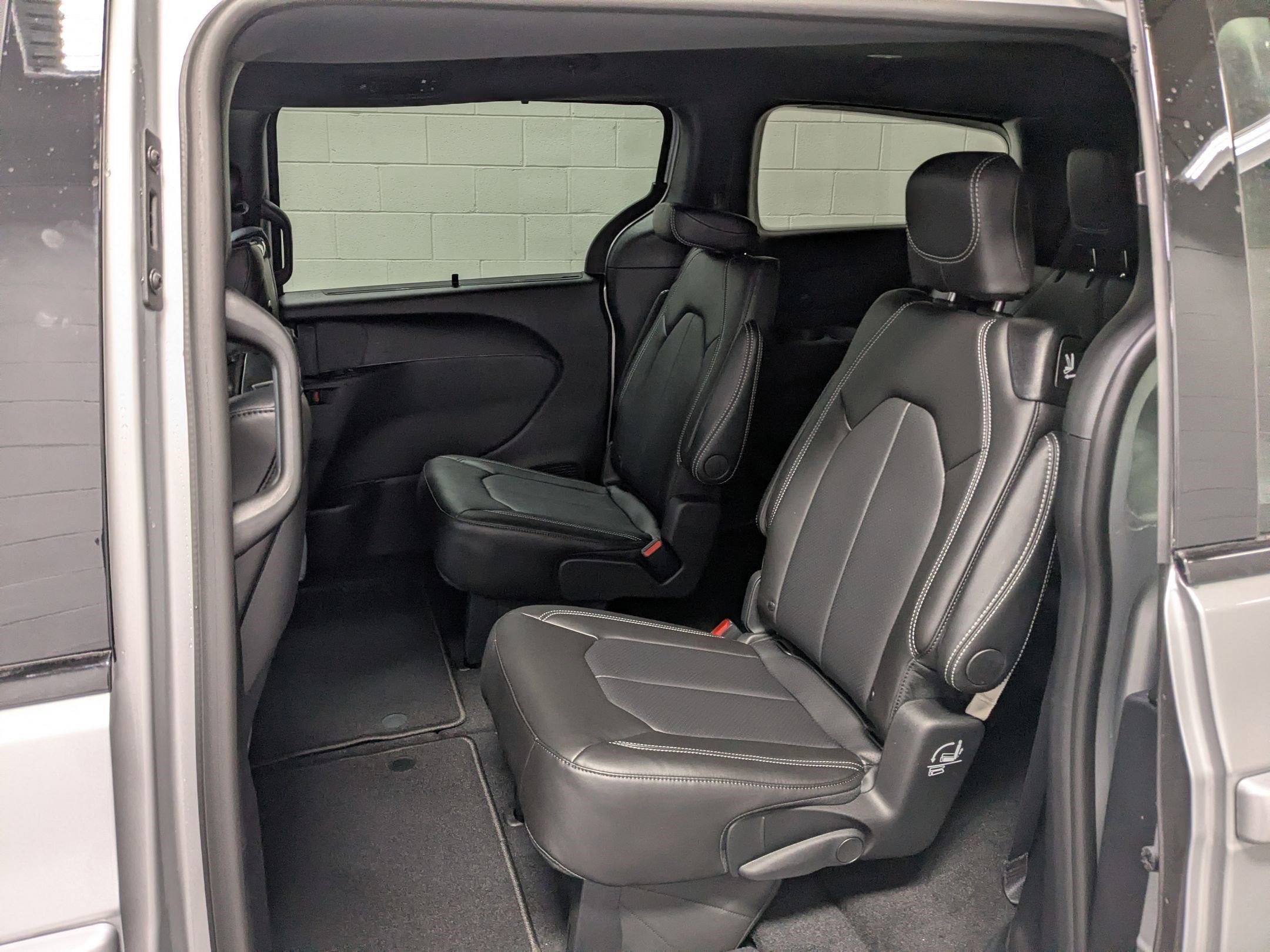 New 2026 Silver Mist Clear-Coat Exterior Paint Chrysler Select image 17