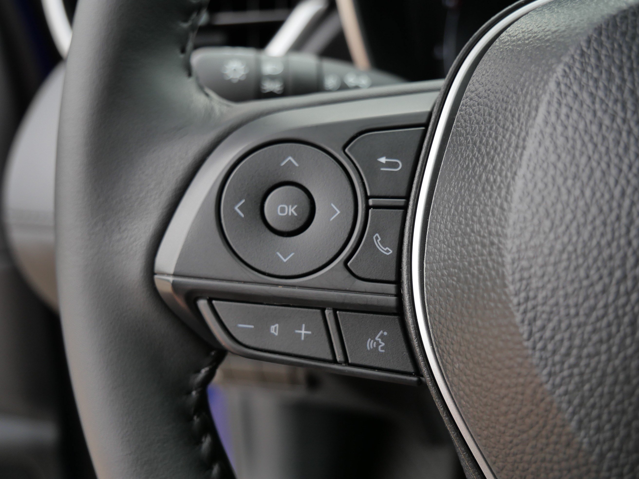 Used 2025 Blue Crush Metallic Toyota XLE image 28