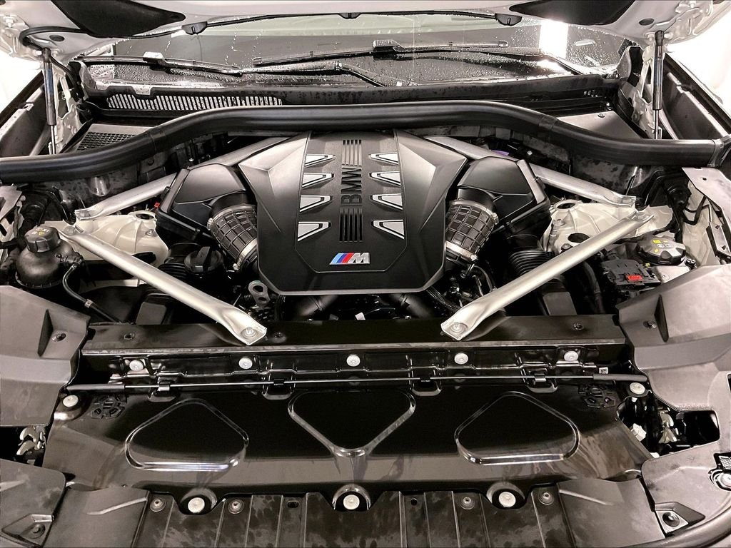 Used 2025 White BMW M60i image 34