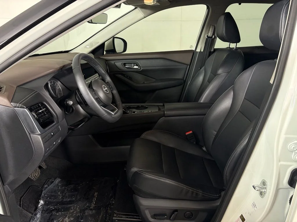 Used 2022 White Nissan SL image 15
