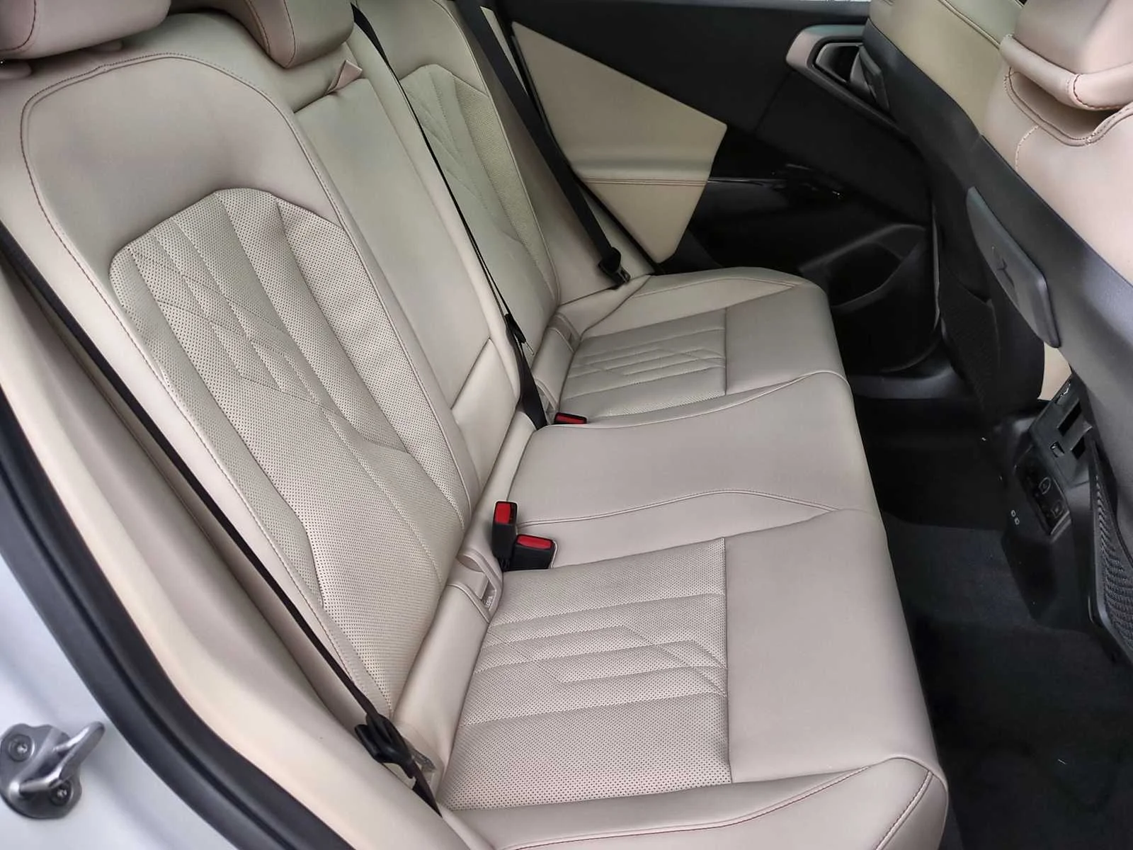 New 2026 Mineral White Metallic BMW 30 xDrive image 21