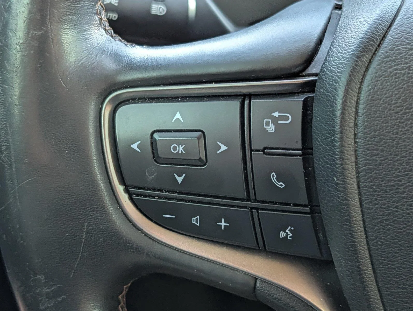 Used 2021 Eminent White Pearl Lexus UX 250h image 23