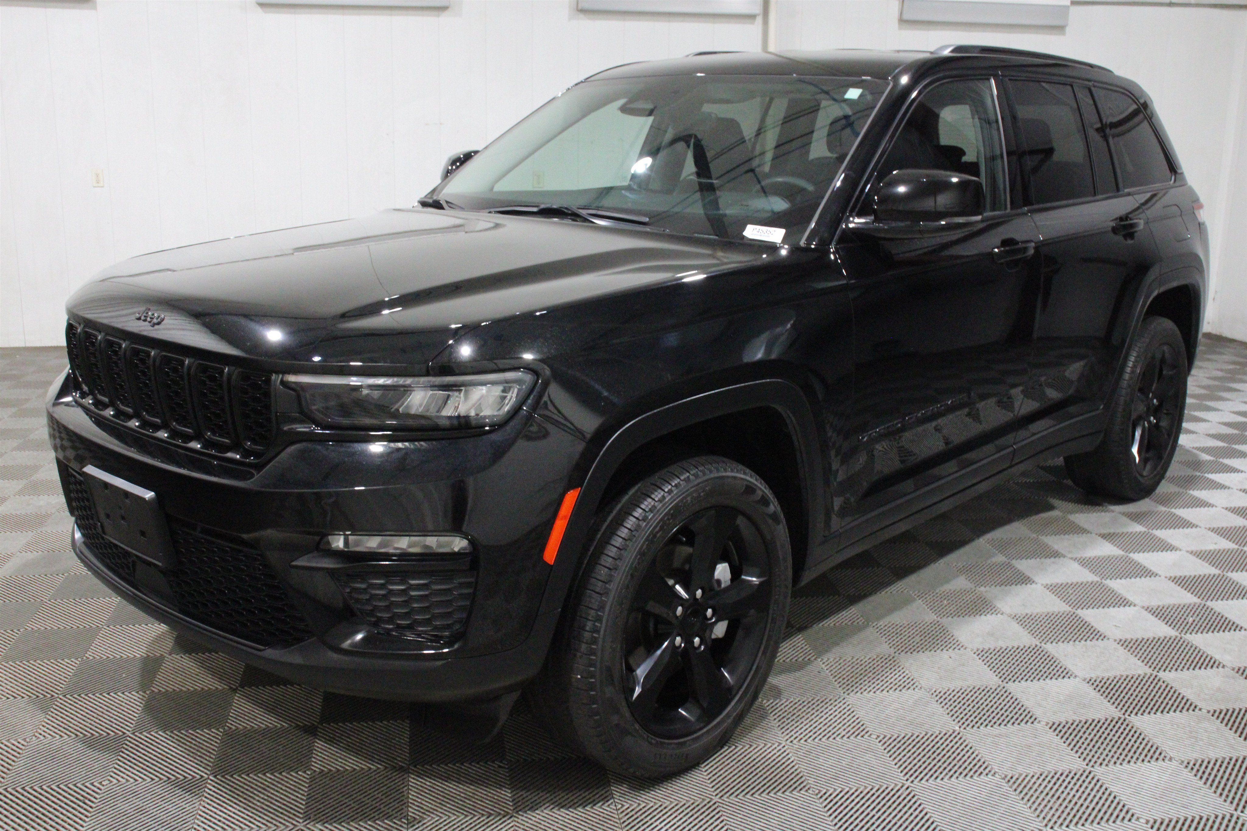 Used 2023 Diamond Black Crystal Pearlcoat Jeep Limited image 36