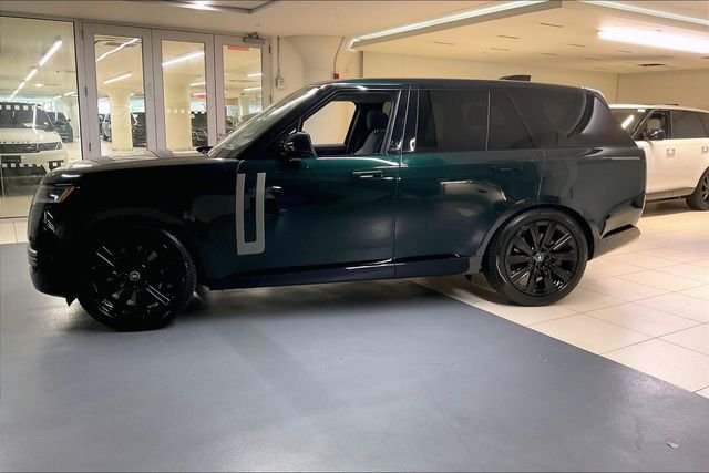Used 2025 Green Land Rover SE image 9