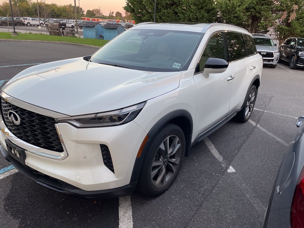New 2024 Majestic White INFINITI LUXE AWD image 2