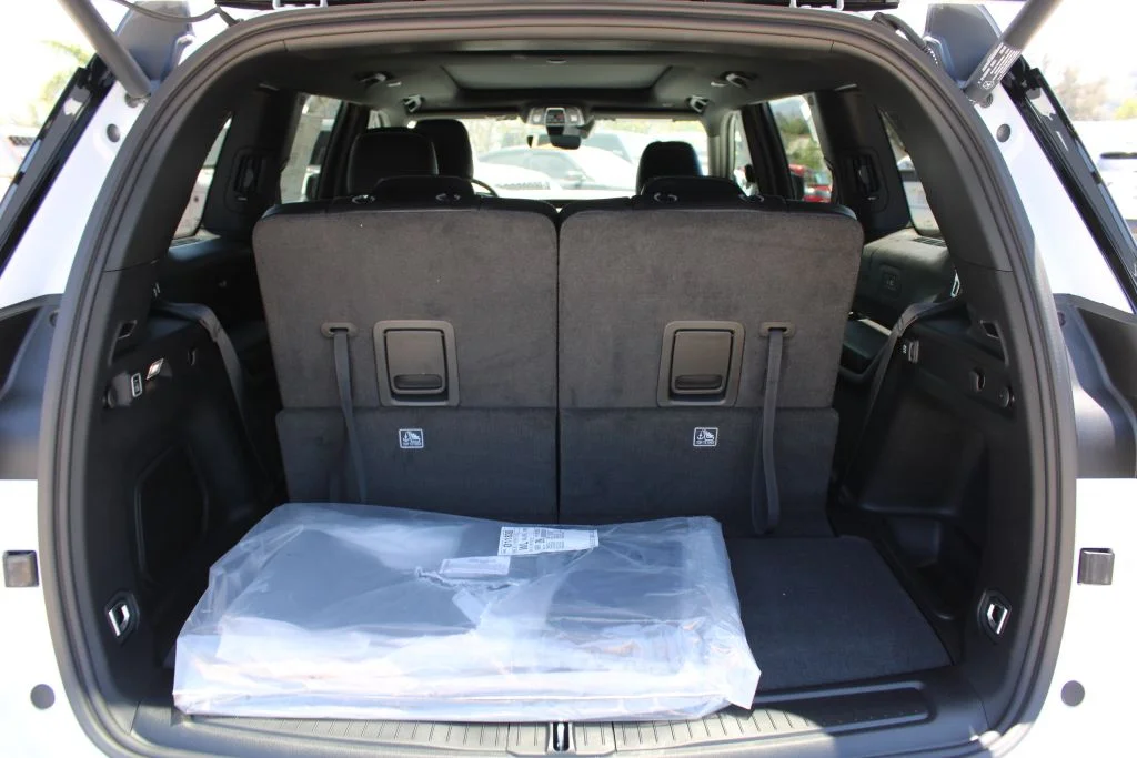 New 2026 Bright White Clear-Coat Exterior Paint Jeep Limited image 10