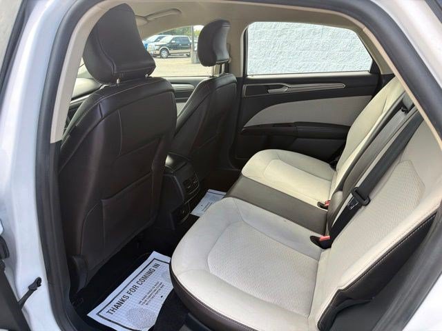 Used 2019 Oxford White Ford SE image 16
