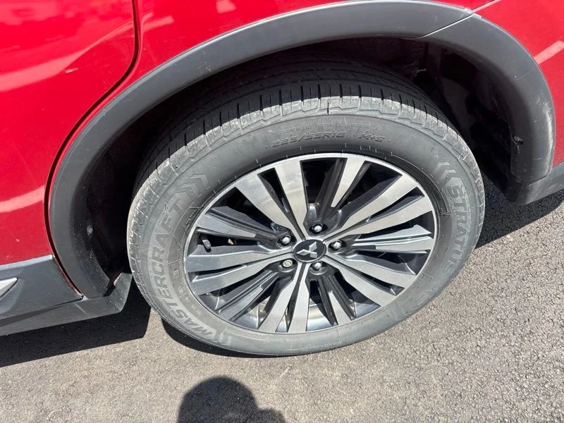 Used 2019 Red Mitsubishi SEL image 4