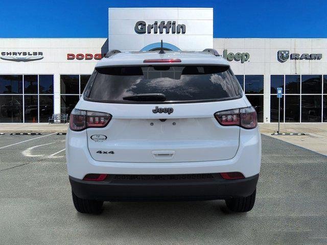 New 2026 Bright White Clear-Coat Exterior Paint Jeep Latitude image 8