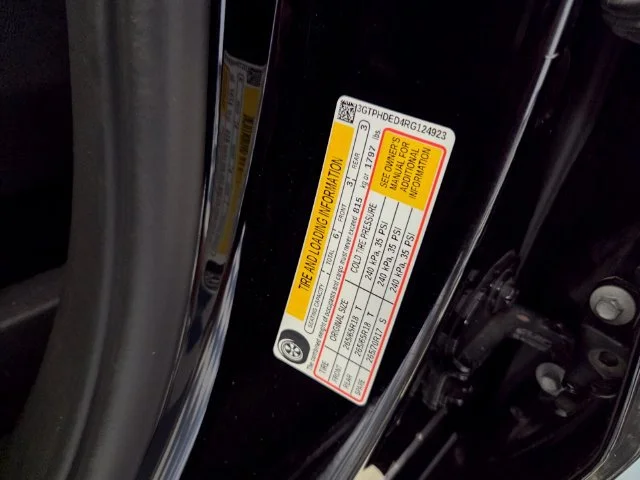 Used 2024 Onyx Black GMC SLT image 18