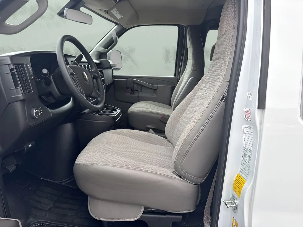Used 2025 White Chevrolet LT image 9