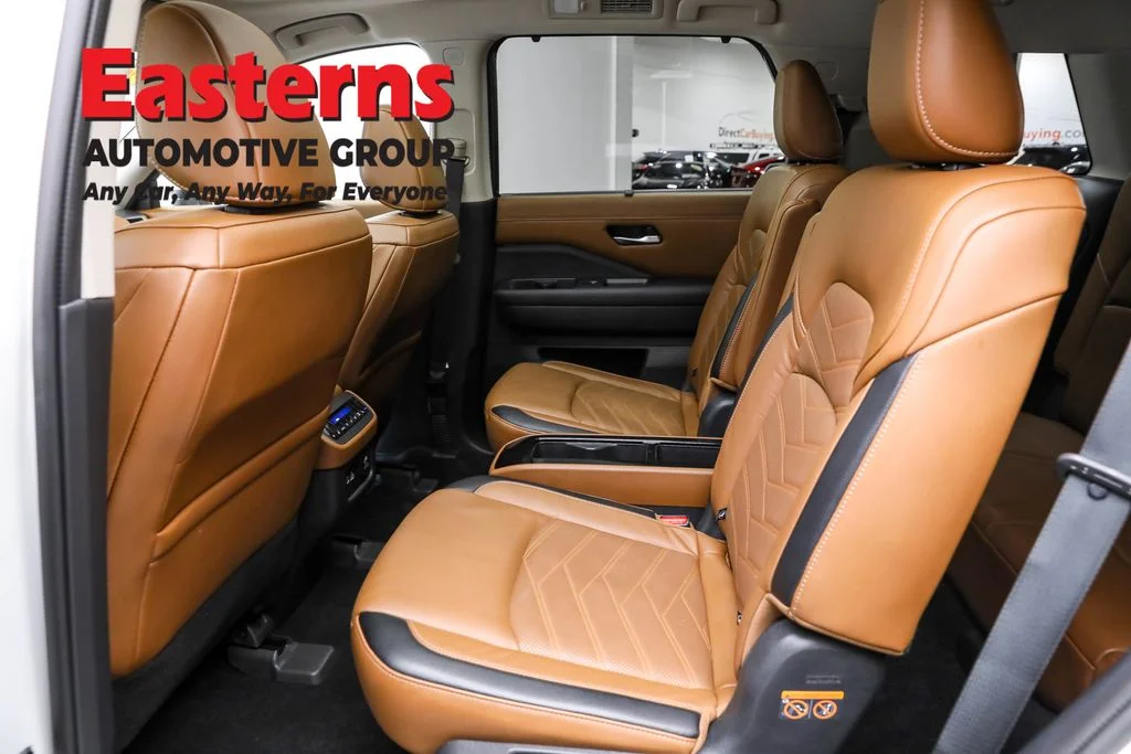 Used 2022 White Nissan Platinum image 23