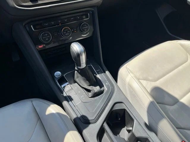 Used 2018 Gray Volkswagen 2.0T SEL Premium image 29