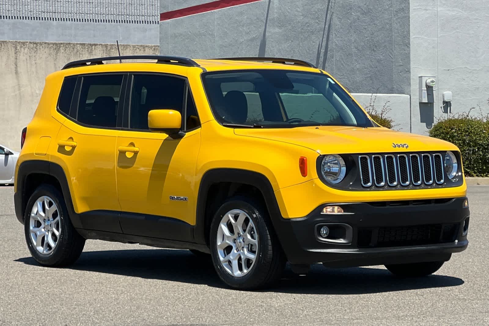 Used 2018 Solar Yellow Jeep Latitude image 5