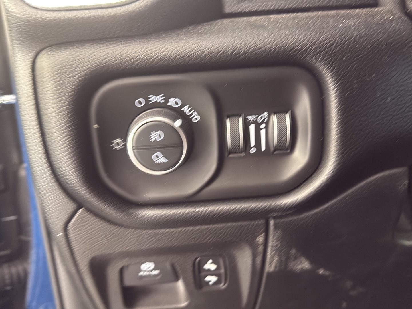 Used 2020 Patriot Blue Pearlcoat Ram Laramie image 14