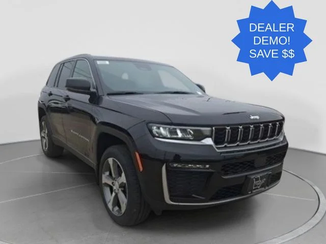New 2026 Diamond Black Crystal Pearl-Coat Exterior Paint Jeep Limited image 4