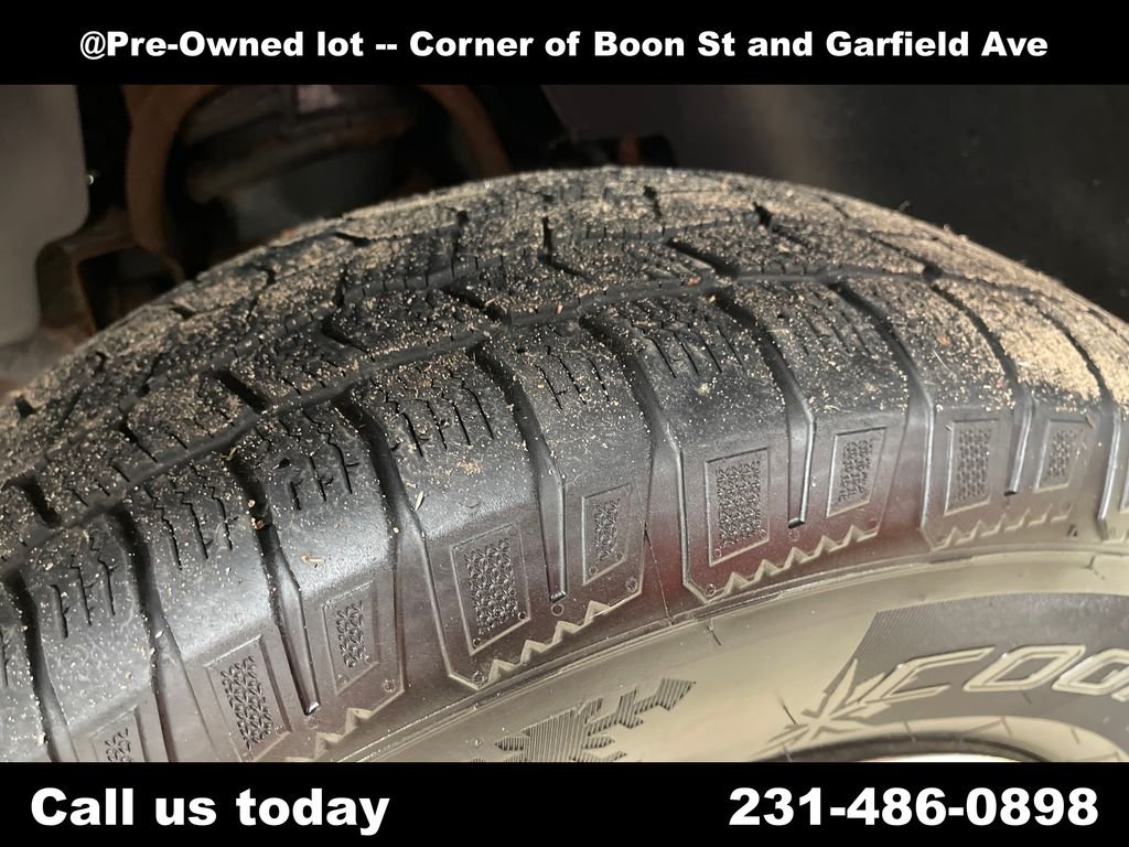 Used 2010  GMC SL image 11