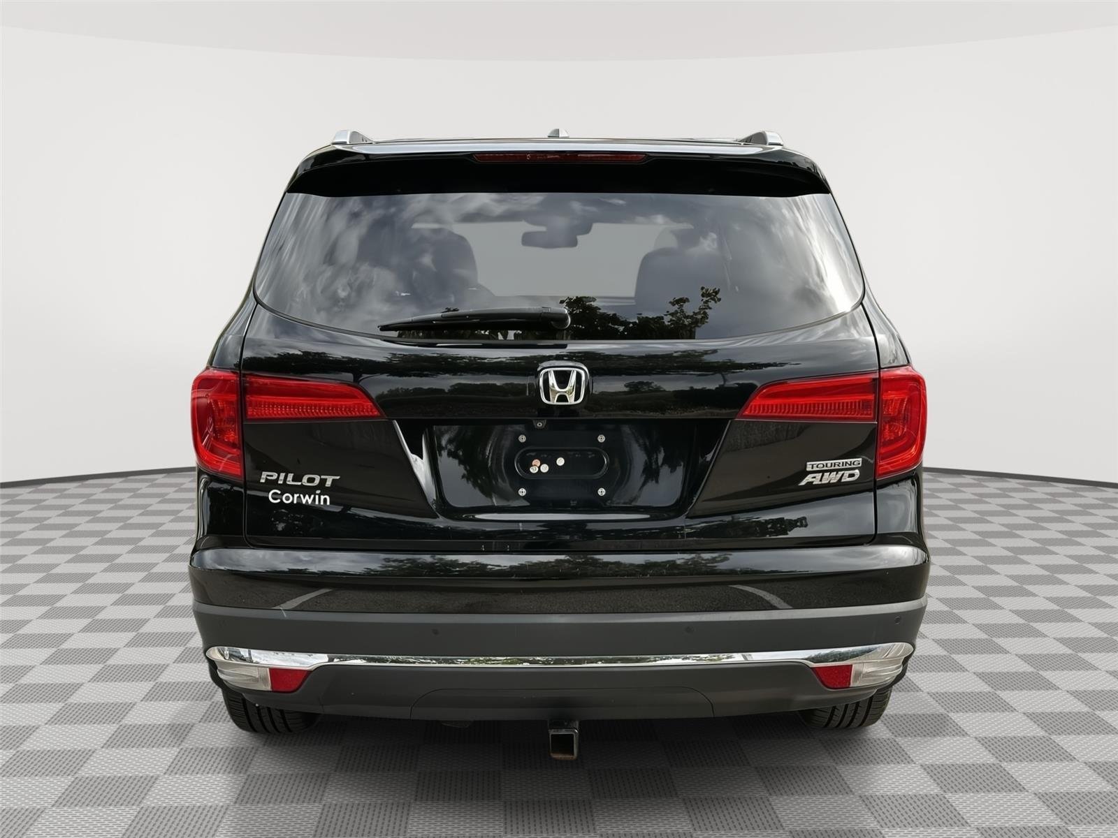 Used 2017 Crystal Black Pearl Honda Touring image 4