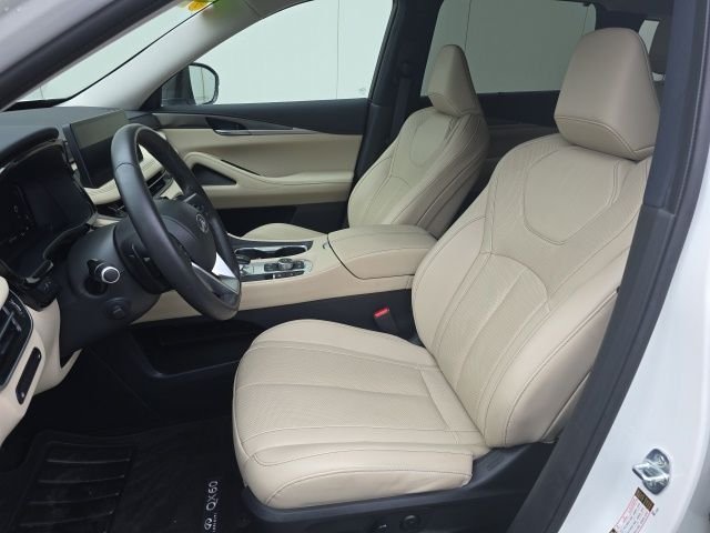Used 2023 White INFINITI LUXE image 11